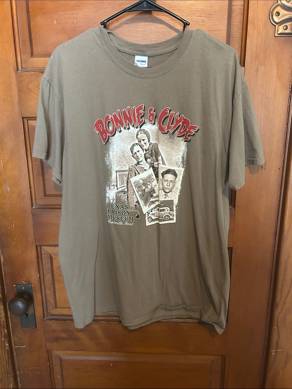 Gildan Bonnie & Clyde Graphic Tee - Olive